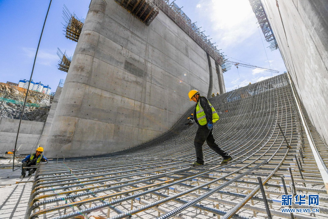 5月21日，在内蒙古兴安盟，工人在引绰济辽工程文得根水利枢纽施工现场忙碌。