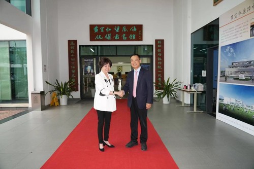 徐扬生与梁凤仪在“黄宜弘梁凤仪伉俪图书馆”合照留念 徐扬生与梁凤仪在“黄宜弘梁凤仪伉俪图书馆”合照留念