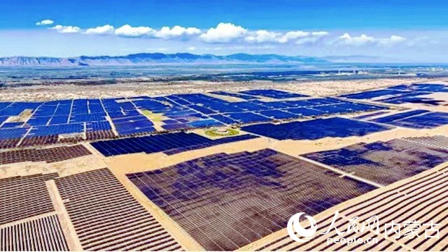 蒙西基地库布其200万千瓦光伏治沙项目。人民网记者 富丽娟摄