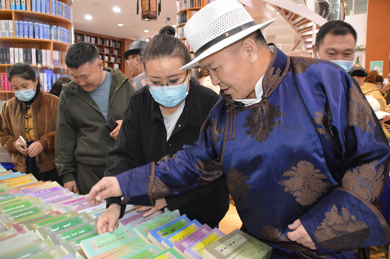 群众在品读选购图书11_副本.jpg
