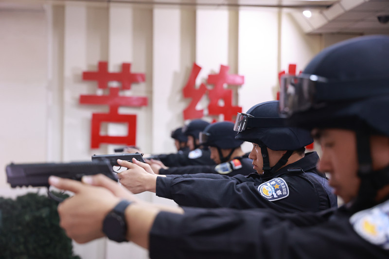 特警队员在进行据枪训练_副本.jpg