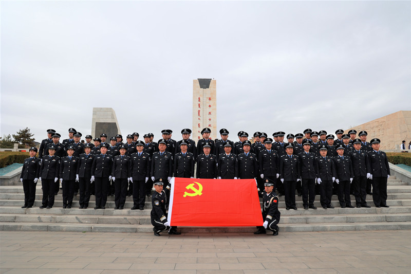 1680595849733971.jpg 呼和浩特铁路公安局包头公安处开展缅怀公安英烈纪念活动_副本.jpg