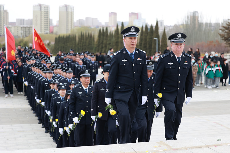 1680595860792004.jpg 民警列队敬献鲜花_副本.jpg