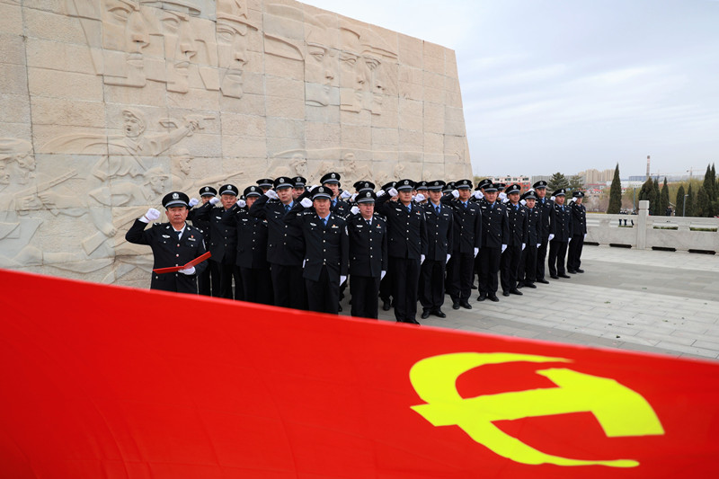 1680596610631272.jpg 民警在纪念碑前重温入党誓词_副本.jpg