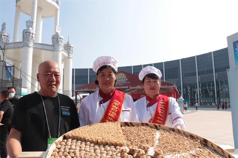 b体育相聚敕勒川·品味内蒙古 绿色食材综合展览展示暨2023首届内蒙古名小吃美食文化周启幕(图3)