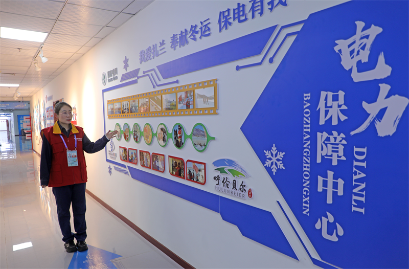 惠雪梅进行“十四冬”电力讲解.png
