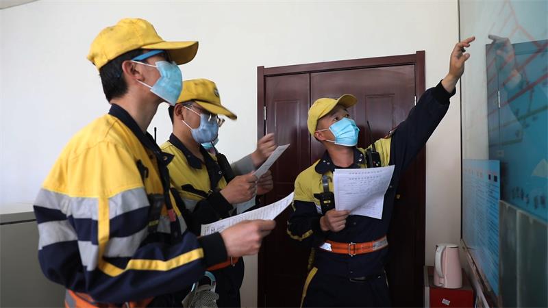 调车长赵伟伟与组内成员传达、核对调车作业计划，对作业中注意事项进行重点提醒。.jpg