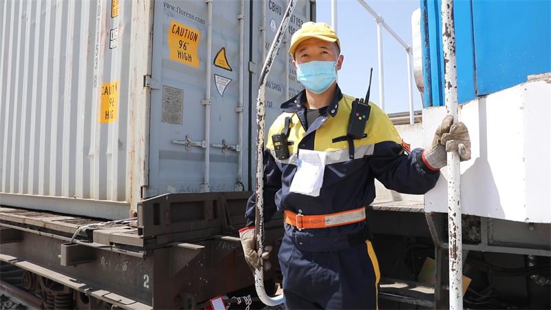 赵伟伟在调车机上指挥机车、车辆运行。.jpg
