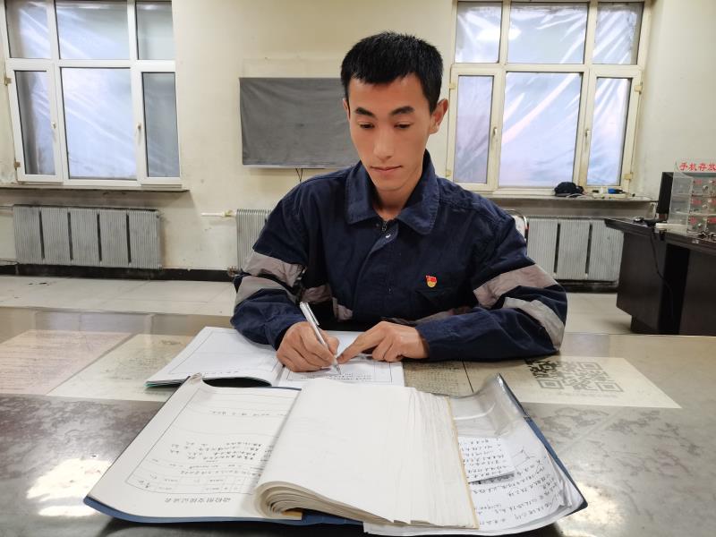 李飞正在整理班组台账.jpg