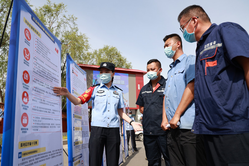 民警讲解预防电信诈骗知识_副本.jpg