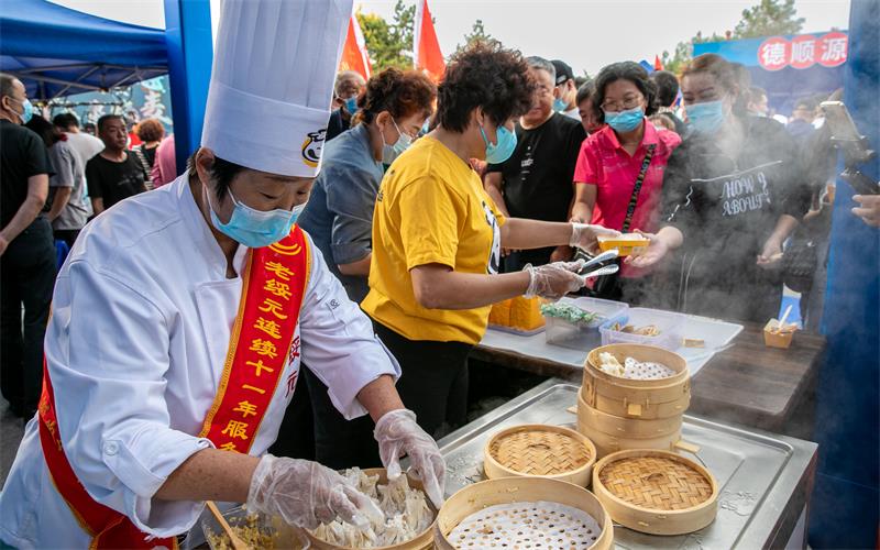 0——9月16日，市民在烧麦美食文化创意展示大赛开幕式上准备品尝烧麦。20220916-AW8A1253.jpg