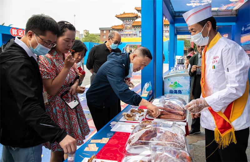 9月16日，市民在烧麦美食文化创意展示大赛开幕式上品尝卤味。20220916-AW8A0682.jpg