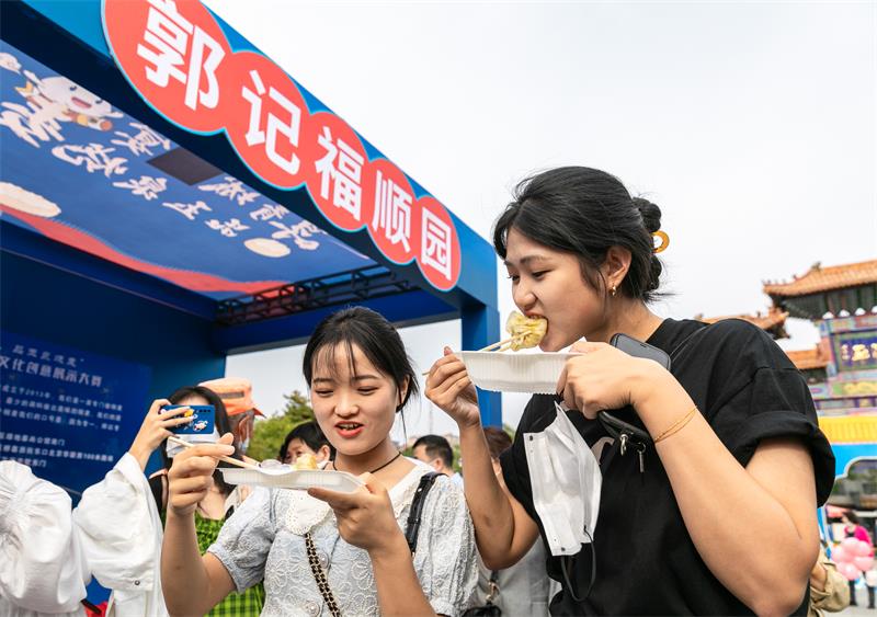 9月16日，市民在烧麦美食文化创意展示大赛开幕式上品尝烧麦。20220916-AW8A0883.jpg