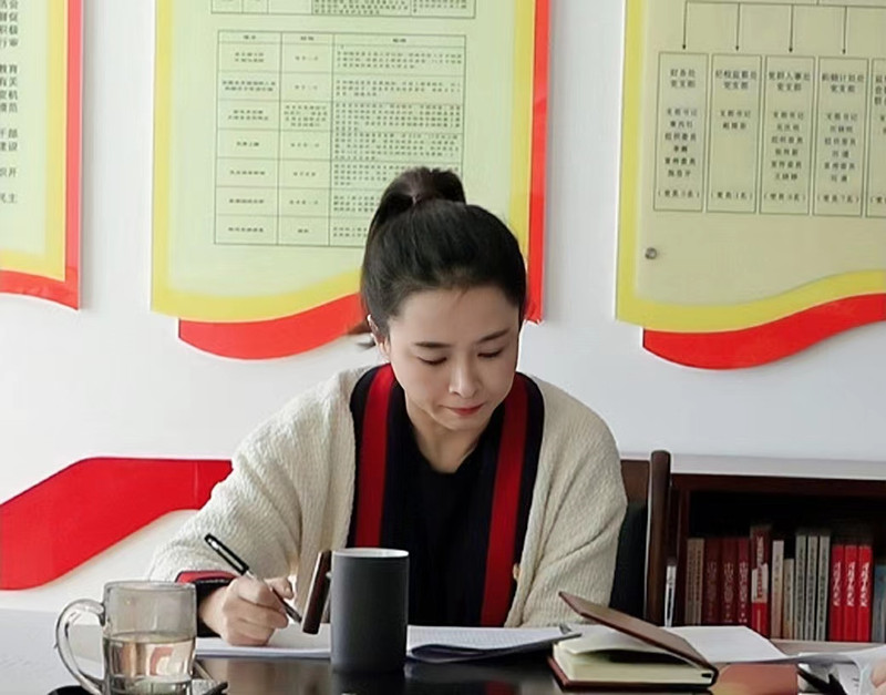 1666319777560150.jpg 中储粮集团内蒙古分公司团委书记纪检监察处处长李娜_副本.jpg