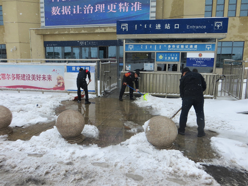 民警及时清除车站、站前广场积雪_副本.jpg