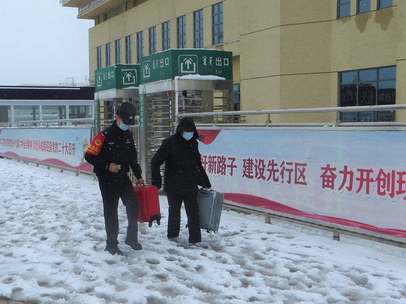 民警帮行动不便旅客拿行李_副本.jpg