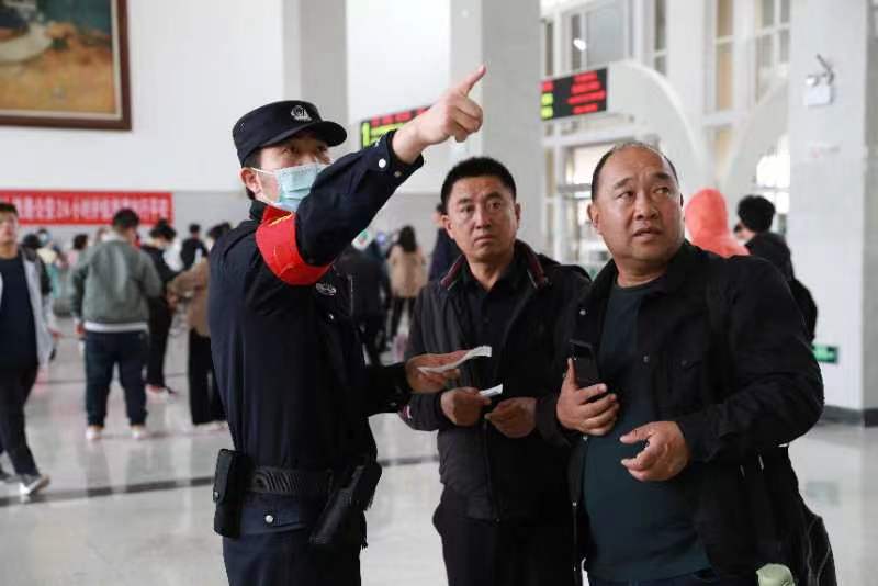民警为旅客指路.jpg