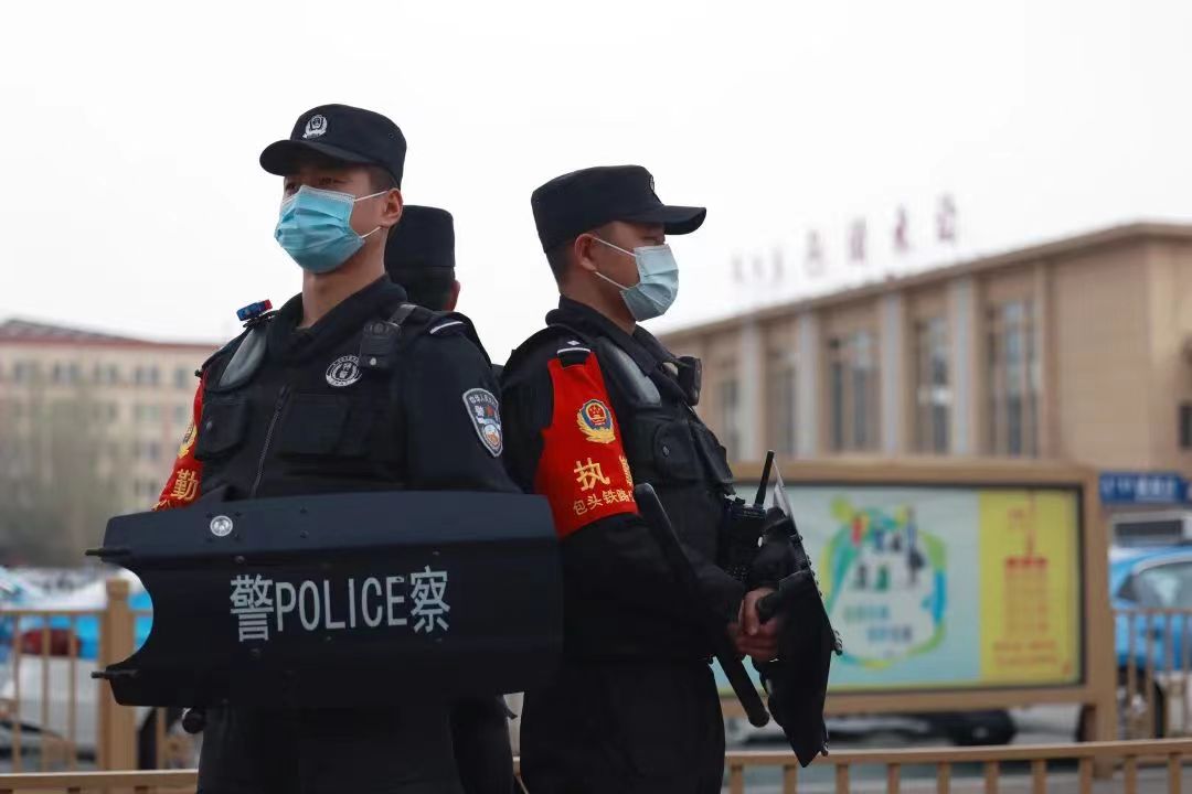 民警在站前广场执勤.jpg