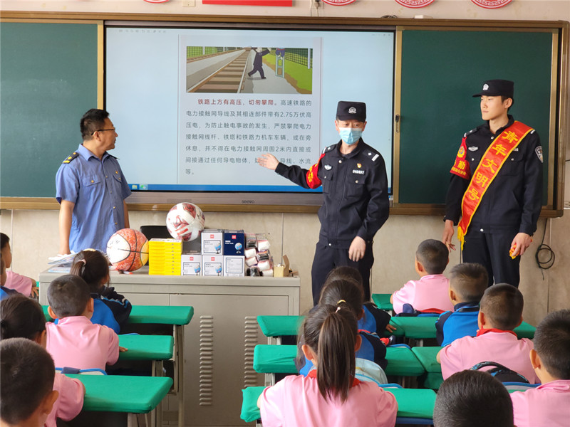 察素齐所民警深入站区、学校开展526爱路护路宣传活动 (1)_副本.jpg