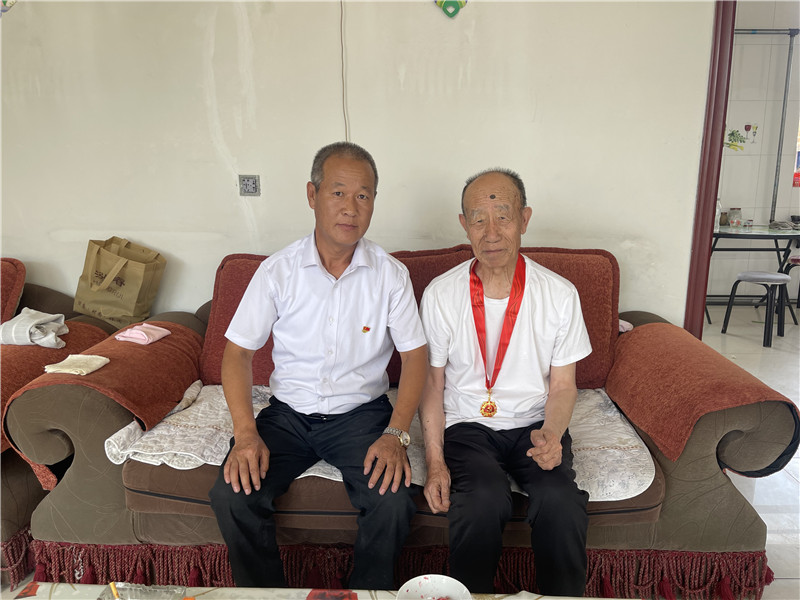 纪念章入户颁发1.jpg
