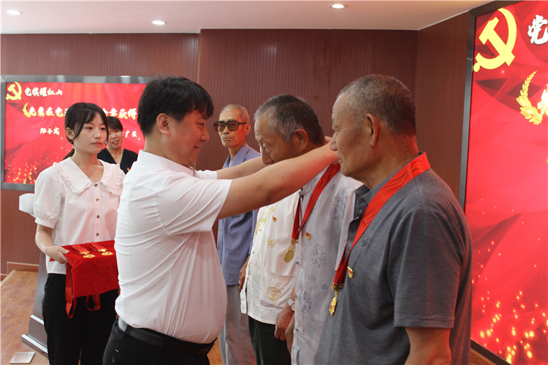 纪念章集中颁发.jpg