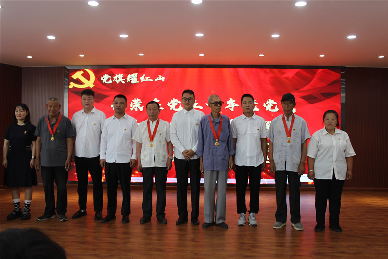 老党员为新党员佩戴党徽合影.jpg