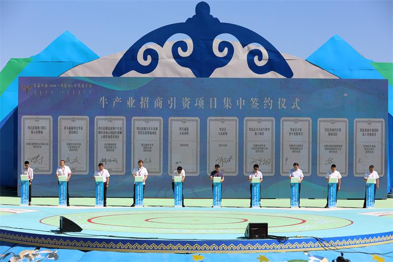 牛产业招商引资项目集中签约仪式。（摄影：梁永峰）.JPG