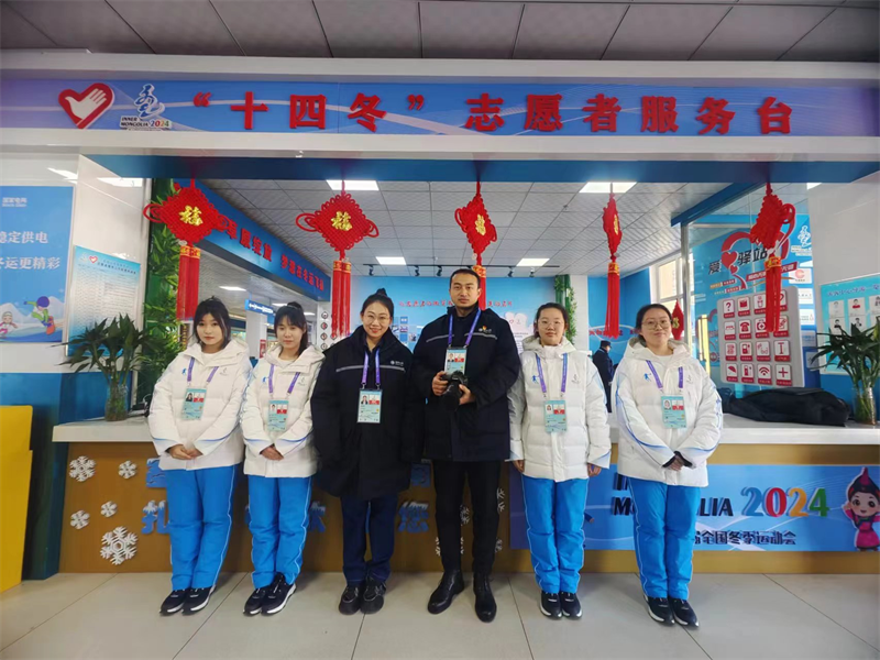王帅、惠雪梅夫妻与“小雪团”合影.png