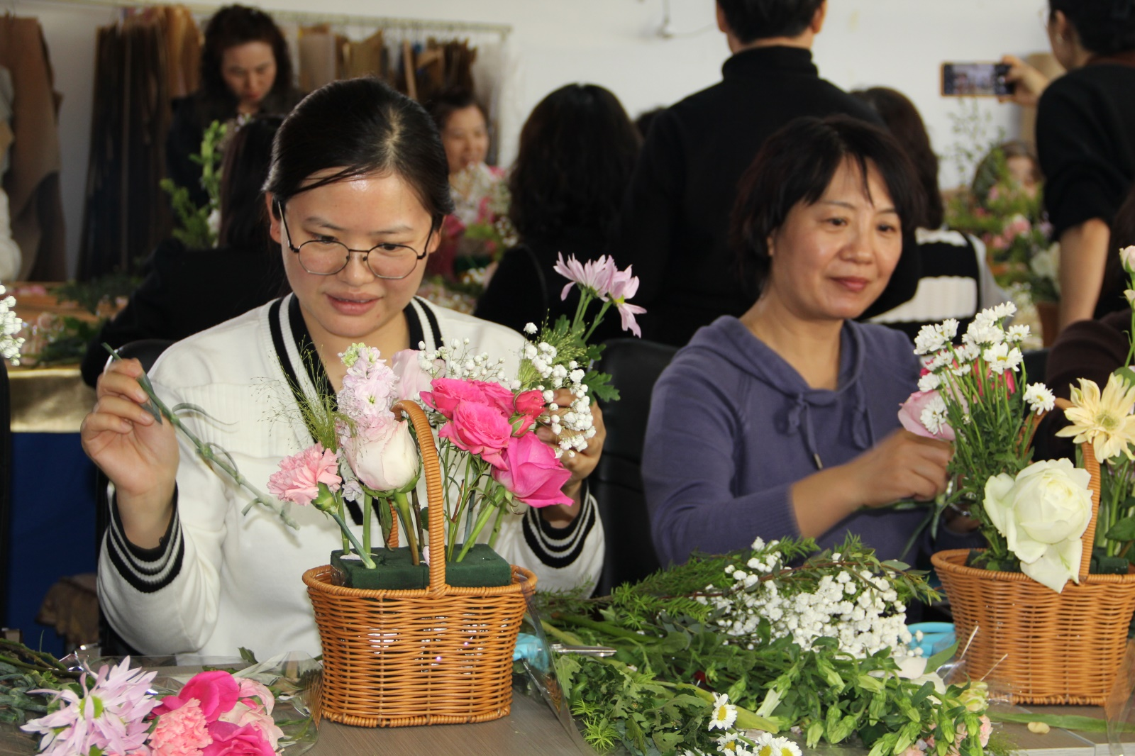 女职工插花图片