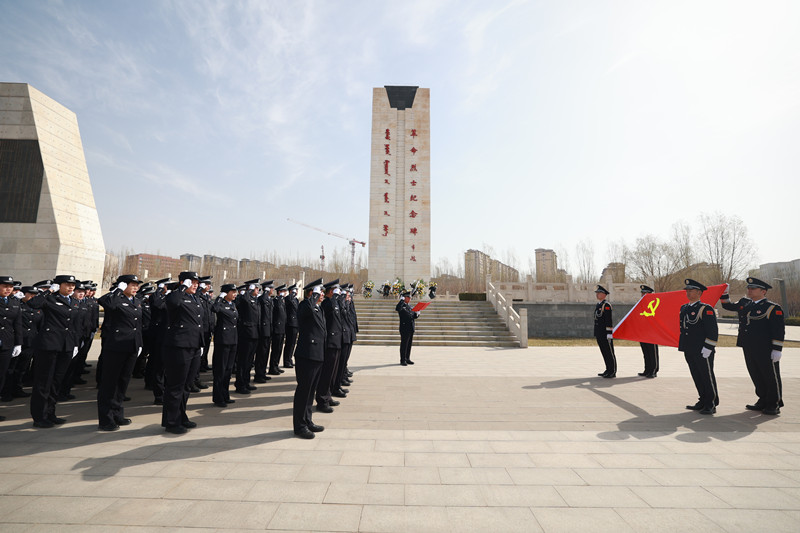 民警面向党旗庄严宣誓——摄影王子铭_副本.jpg