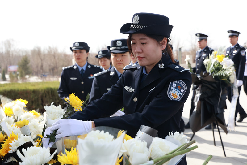 民警在肃穆的《献花曲》中为英烈献花——摄影王子铭_副本.jpg