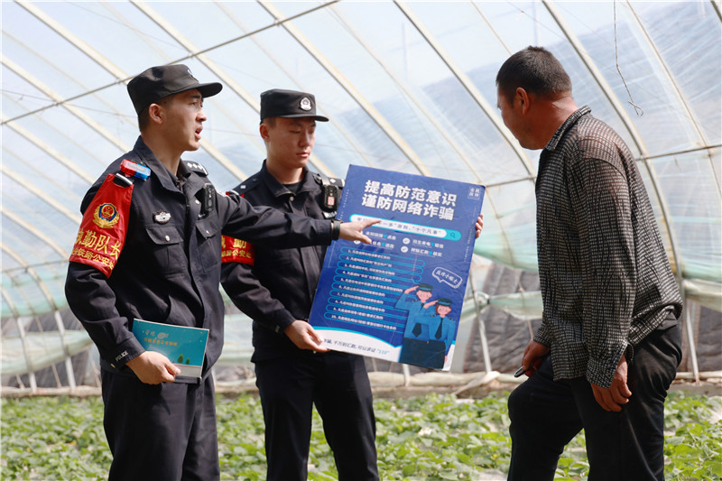 民警向沿线群众开展法制宣传.jpg