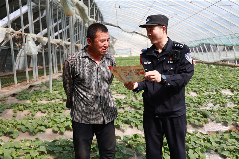 民警向沿线群众开展宣传活动.jpg