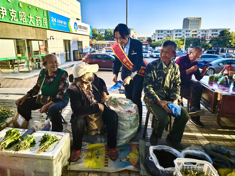 建行准格尔乌兰支行:菜市场里送“金融干货” https://www.nmgsb.com.cn/uploads/image/20251117/1763345475430822-lp.png