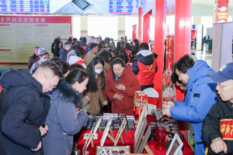 书香内蒙古,十年启新程——“书香伴你过大年”在内蒙古蓬勃开展 https://www.nmgsb.com.cn/uploads/image/20260214/1771045900565361-lp.jpg