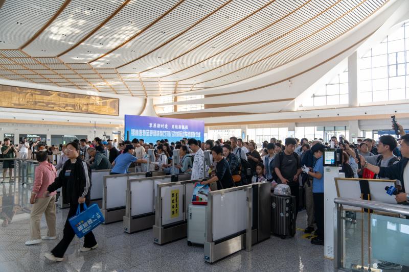 图为旅客检票进站（张鹤拍摄）.jpeg