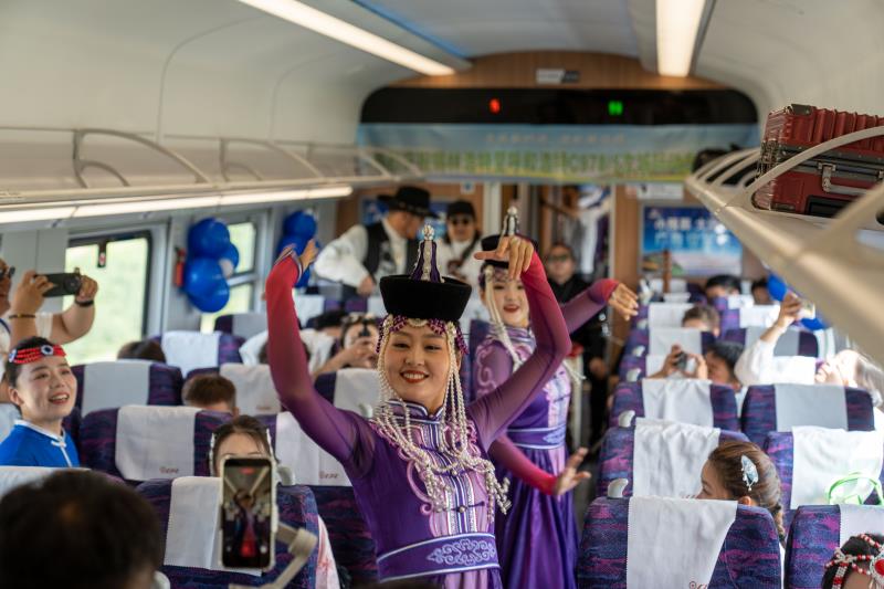图为首发动车组列车文艺演出活动0（张鹤拍摄）.jpeg