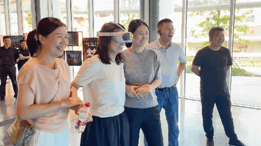 研学团成员正在用VR眼镜体验。人民网 王战雄摄