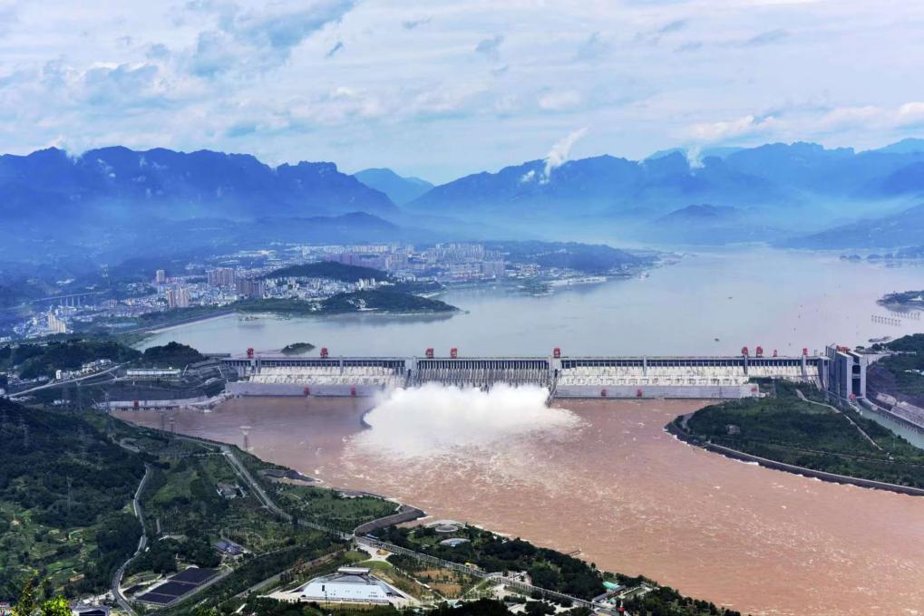 三峡工程控泄洪水。水利部供图