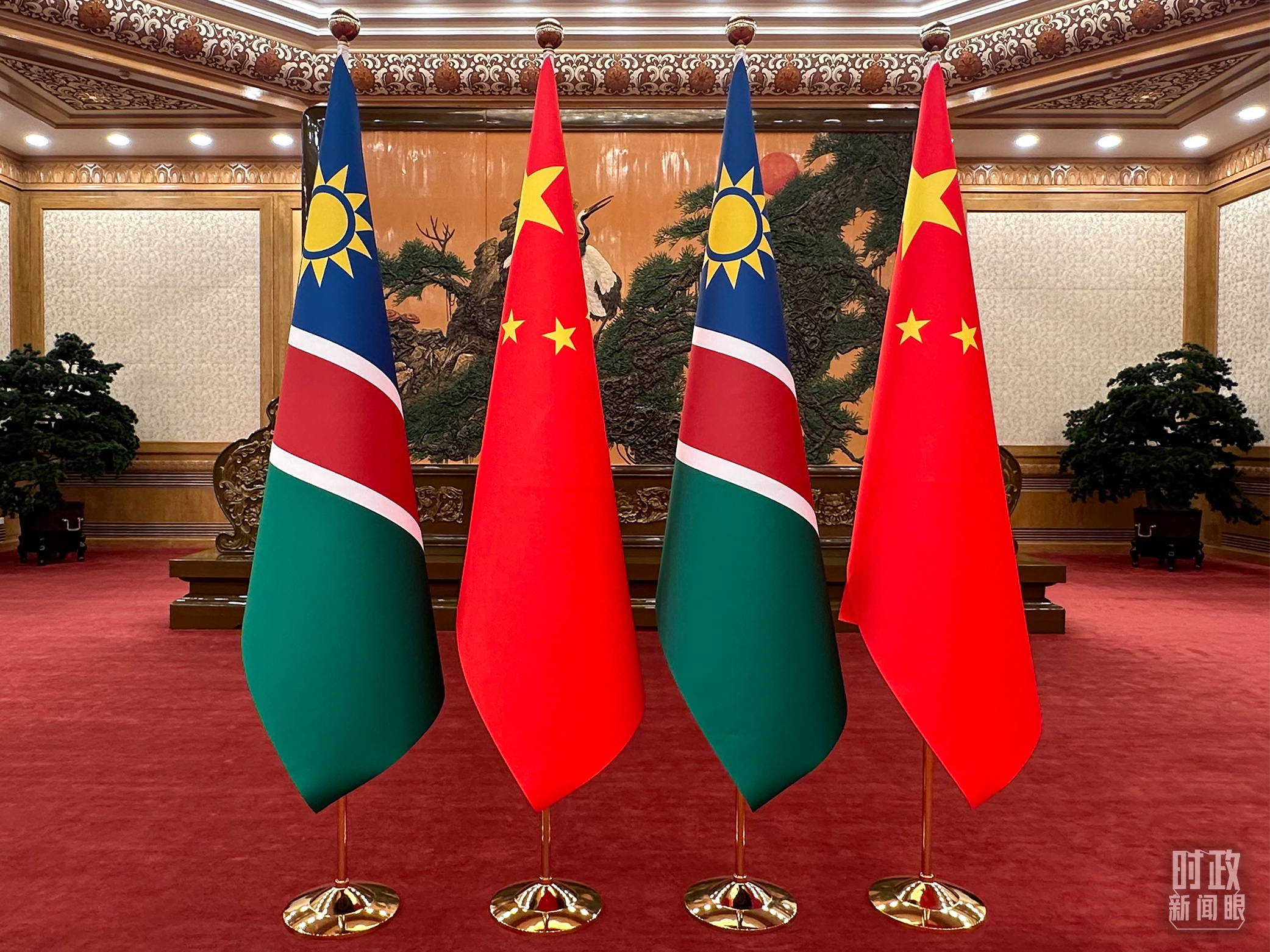  △双边会见现场的中国和纳米比亚国旗。（总台央视记者范一鸣拍摄）