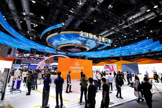 在国家会议中心，观众正在参观2024年中国国际服务贸易交易会成就展。人民网记者 翁奇羽摄
