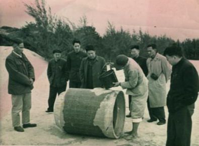 谷文昌(左一)与工程技术人员解决地下水供给(资料照片)。谷文昌带领群众修建了22座水库和705处永久性水利工程,缓解了东山县水资源极度缺乏的难题。