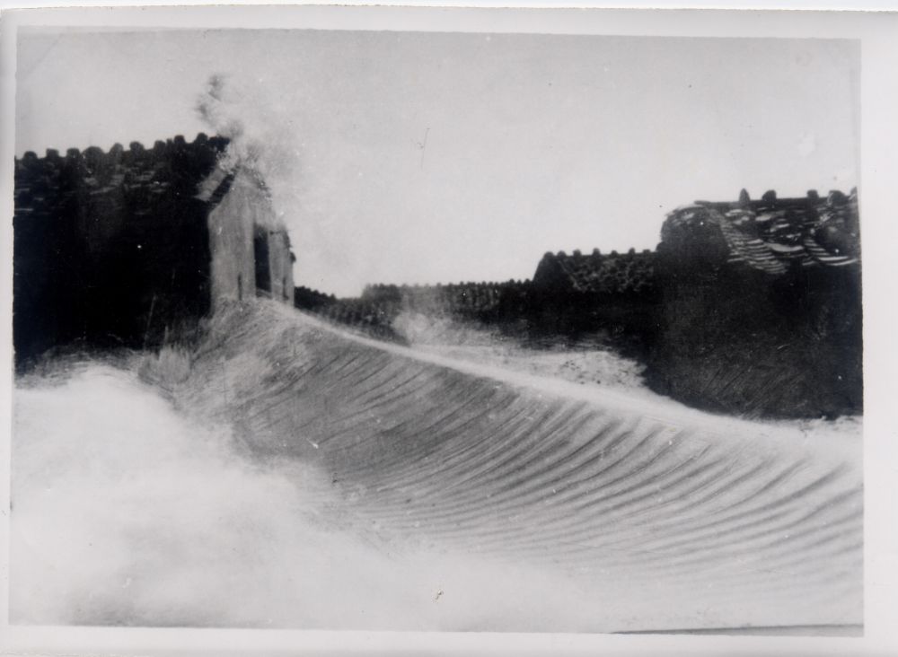 昔日的东山岛风沙掩埋部分村民村舍(资料照片)。