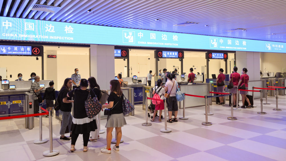 2023年7月26日,旅客在三亚凤凰国际机场国际航站楼有序通关。三亚凤凰国际机场国际航站楼改扩建项目主体工程已于2023年7月1日完工并投入使用,该项目是海南自贸港首个主体工程完工并投入使用的封关运作项目。《海南自由贸易港建设总体方案》明确,海南将在2025年前适时启动全岛封关运作。