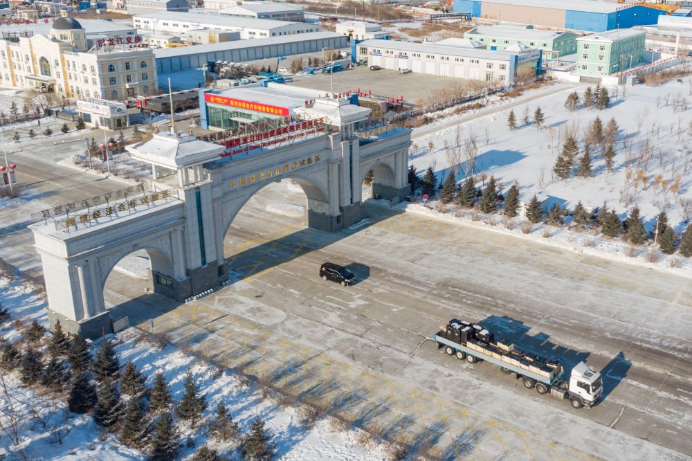 这是中国(黑龙江)自由贸易试验区黑河片区(2024年1月31日摄,无人机照片)。2023年,该自贸片区外贸进出口总值达244.82亿元,实现增幅56.9%,引进外资企业16家,直接利用外资127.3万美元,同比增长27.3%。