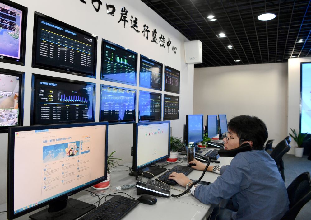 在中国(福建)自由贸易试验区厦门片区,国际贸易“单一窗口”工作人员在网上受理业务(2018年11月15日摄)。“单一窗口”是关检等口岸部门、地方政府相关部门、金融机构等共同参与的口岸管理共享平台。贸易商能够通过一个入口提交货物进出口或转运所需要的单证或电子数据,实现“一个平台、一点接入、一次申报、一次办结”。