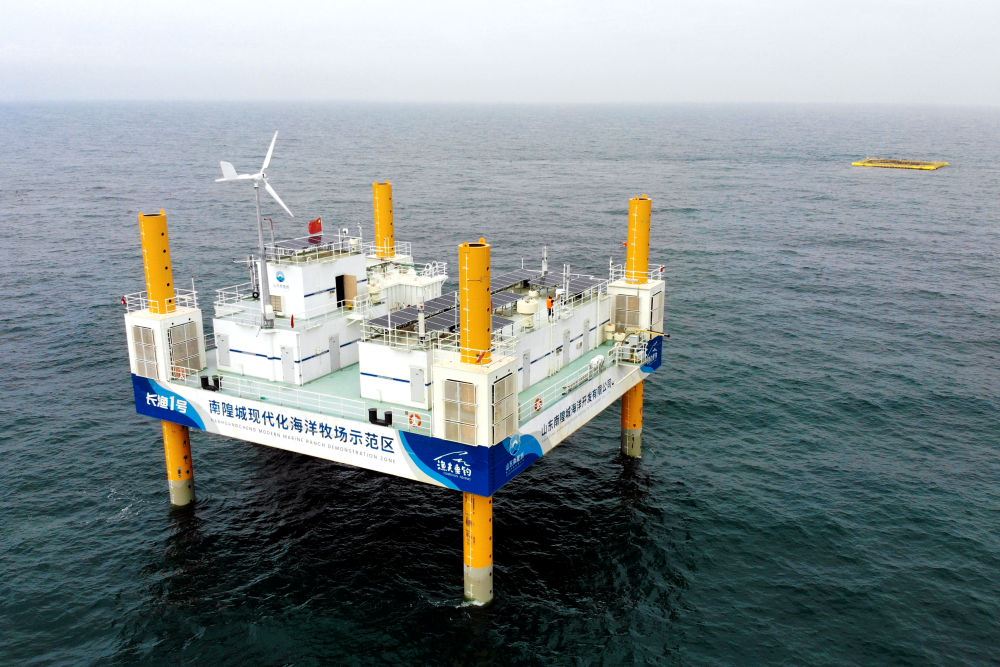 这是应用5G技术的山东长岛综合试验区南隍城国家级海洋牧场示范区海上平台(2020年8月8日摄,无人机照片)。中国(山东)自由贸易试验区设立以来,一系列大胆试、大胆闯、自主改的政策逐步落实,制度创新打通堵点、释放活力,成为深化对外开放、发展海洋经济的重要抓手。