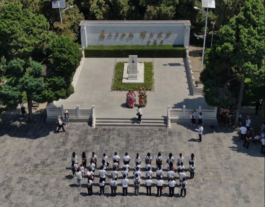 2021年6月24日,参观者在位于河南省兰考县的焦裕禄纪念园瞻仰焦裕禄烈士墓(无人机照片)。新华社记者 李安 摄