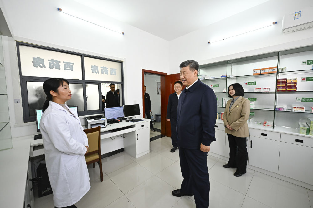 2024年11月5日,习近平在湖北省咸宁市嘉鱼县潘家湾镇四邑村卫生室考察。习近平指出:“要进一步加强党建引领,抓住‘一老一小’这个重点,更加精准有效地为群众排忧解难。”
