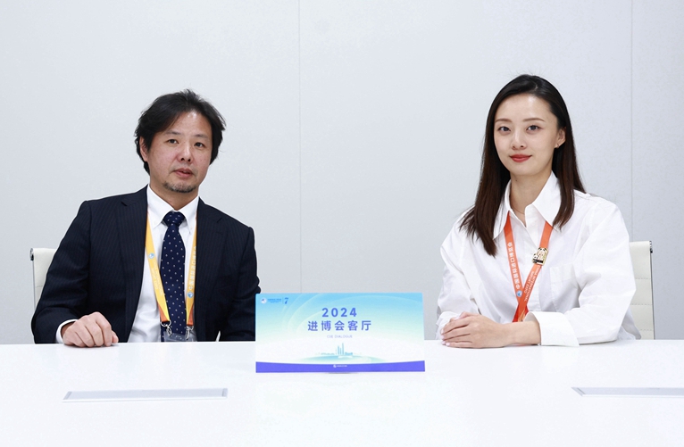 丰田汽车(中国)投资有限公司副总经理刘鹏做客“2024进博会客厅”栏目。人民网 欧阳易佳摄